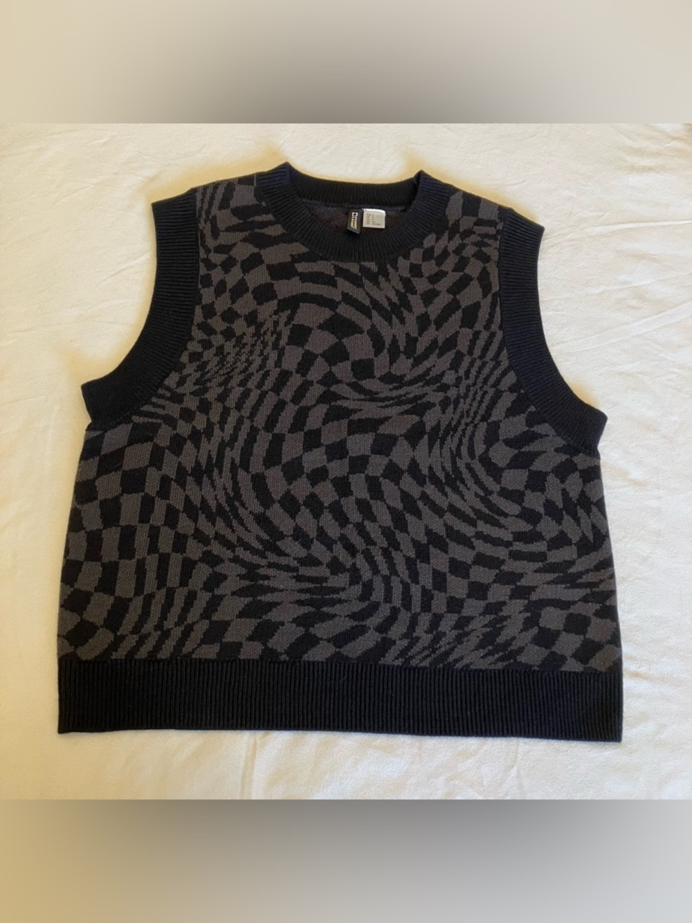 H&M Divided Black and Gray Patterned Crewneck